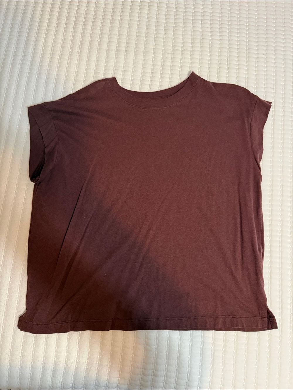 Womenโs tee in chocolate